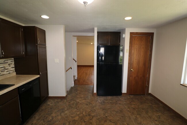 Building Photo - 563 Suburban Dr
