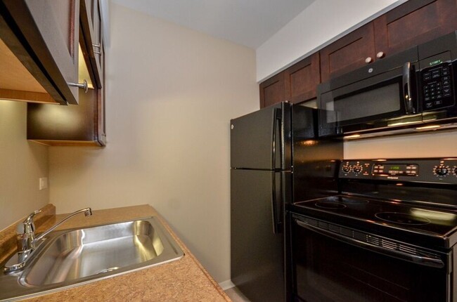 Building Photo - Charming 2-Bed, 1-Bath Apartment in the He...