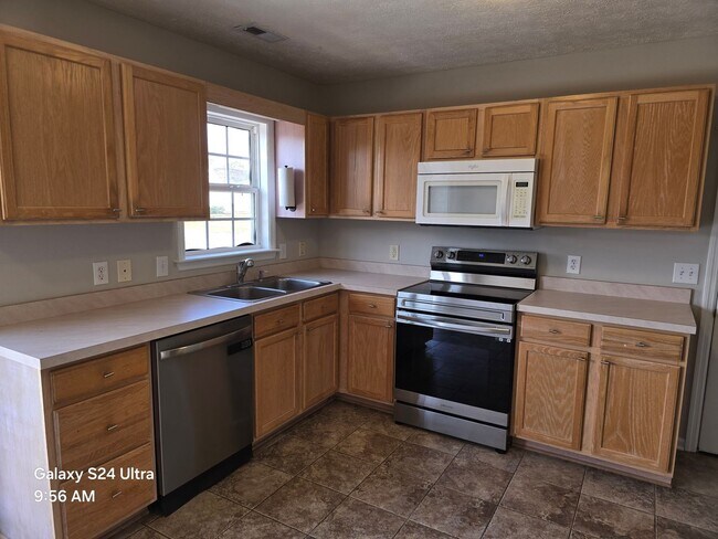 Foto del edificio - 3 Bedroom, 2 bath house with a bonus room and one car garage.