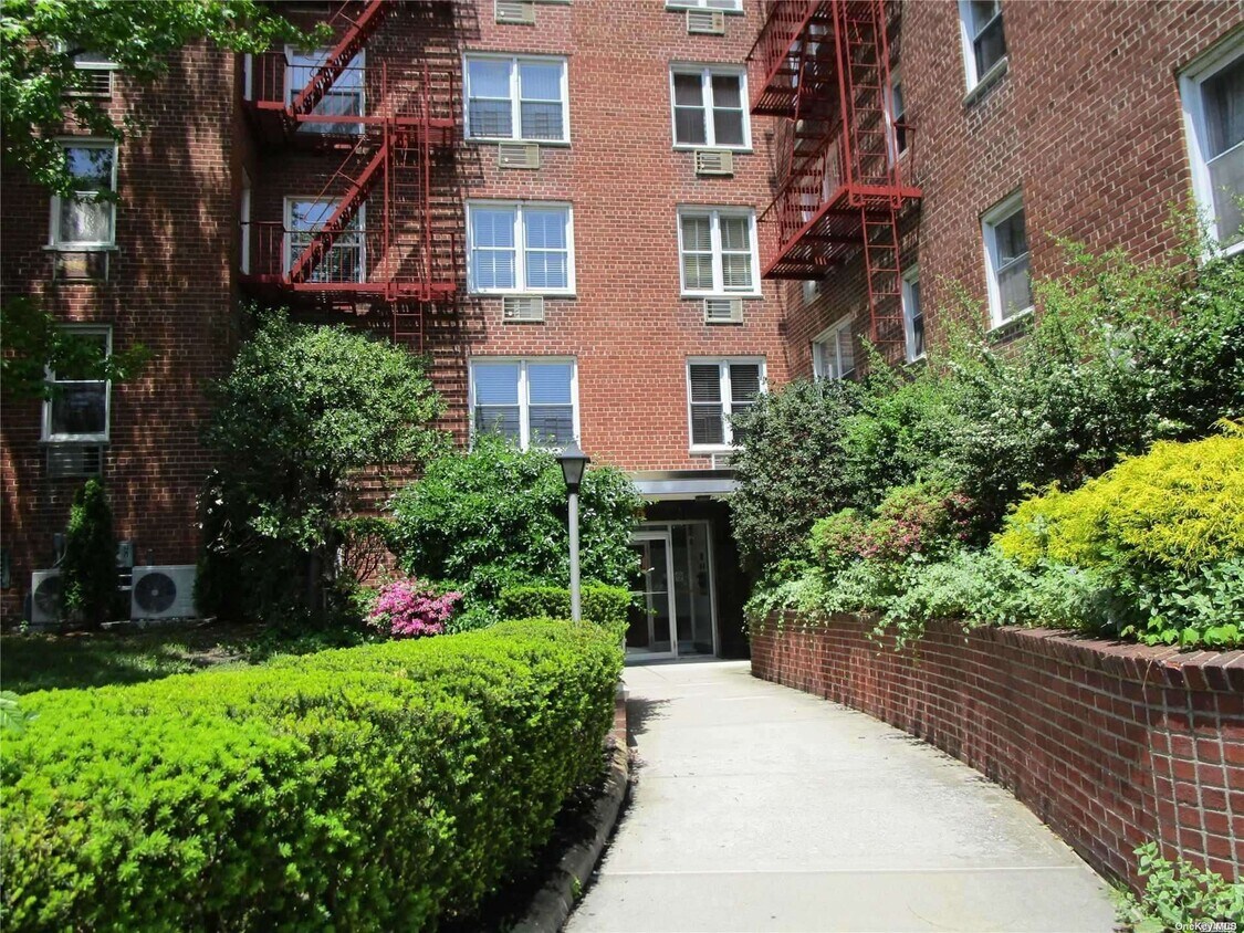 15105 Cross Island Pkwy Unit 2F, Queens, NY 11357 Room for Rent in