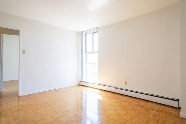 Building Photo - *THREE MONTHS FREE RENT* Walking Distance ...