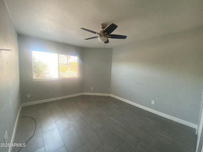 Foto del edificio - 9618 N 5th St