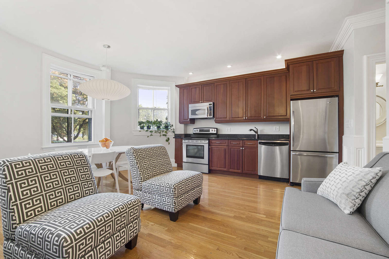 Primary Photo - 242 Beacon St