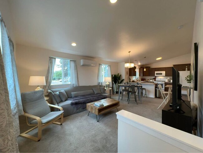 Building Photo - 233 NW Cedar Ave