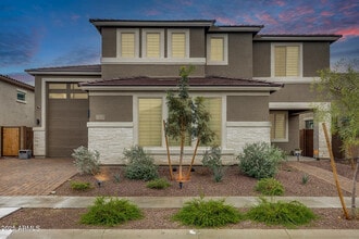 Building Photo - 17635 W Red Fox Rd