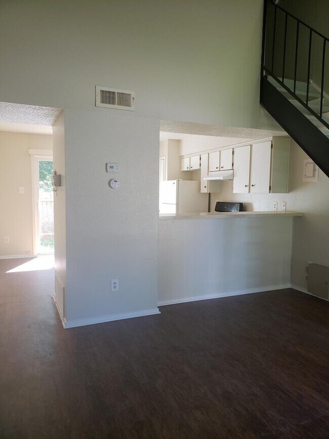 Building Photo - 3468 Willowrun Unit A