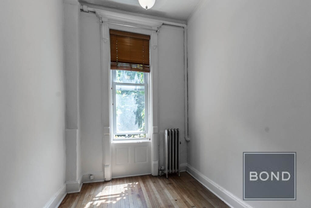 Building Photo - 135 W 73rd St