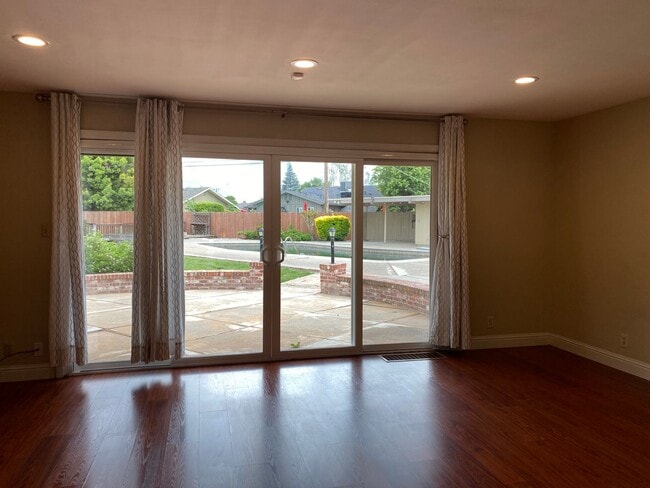 Building Photo - Large Three Bed, Two Bath Home with a Pool...