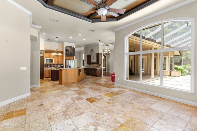 Foto del edificio - Executive Gainesville Rental: Custom 4 Sui...