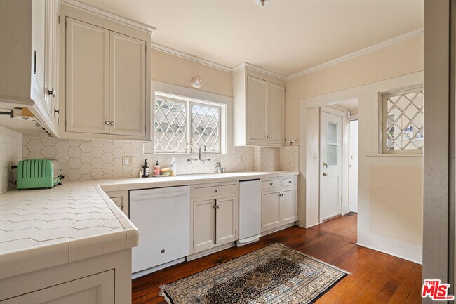 Foto del edificio - 587 Grand Blvd