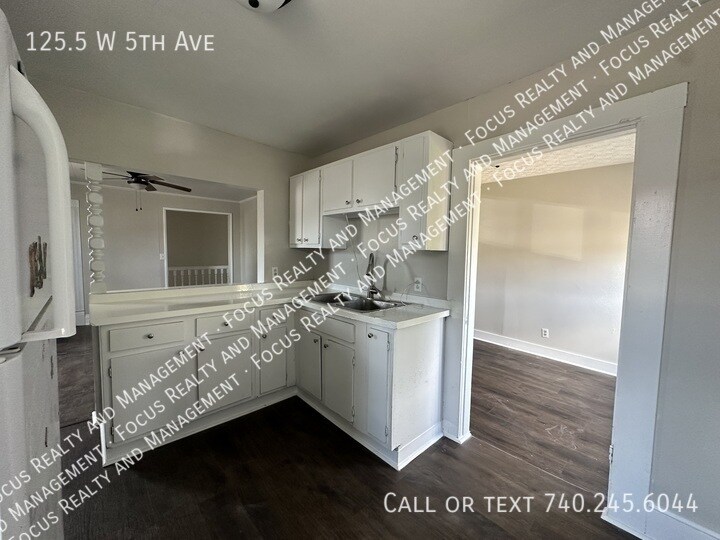 Primary Photo - 125.5 W 5th Ave