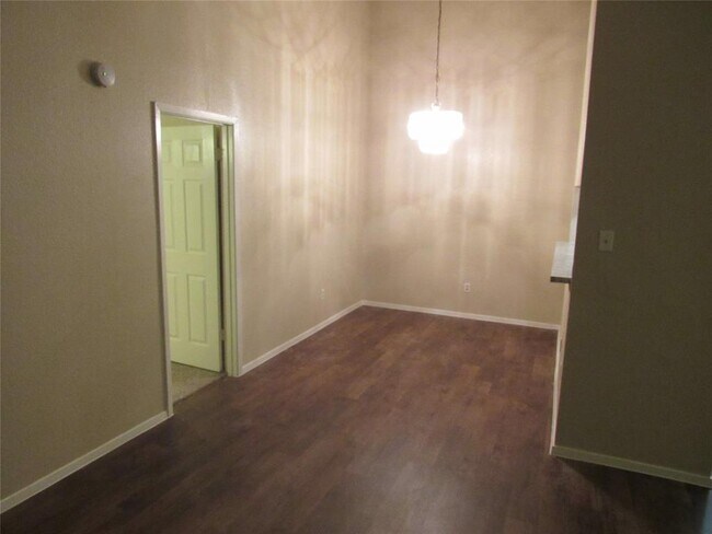 Building Photo - 2131 Andover Dr