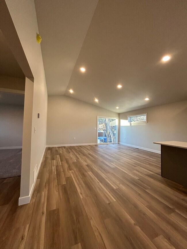 Foto del edificio - Brand New Luxury Home in North Fargo – 4 B...