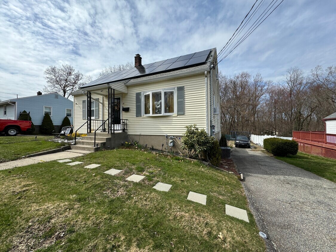 80 Overlook Ave, Waterbury, CT 06708 Room for Rent in Waterbury, CT