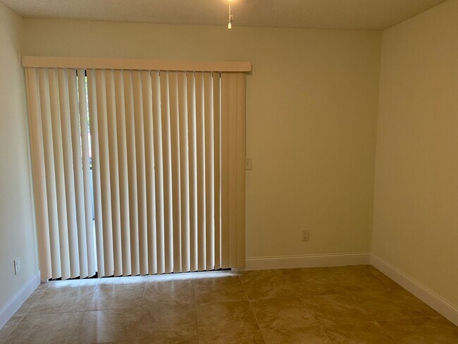 Building Photo - Lush Tropical Condo in North Naples