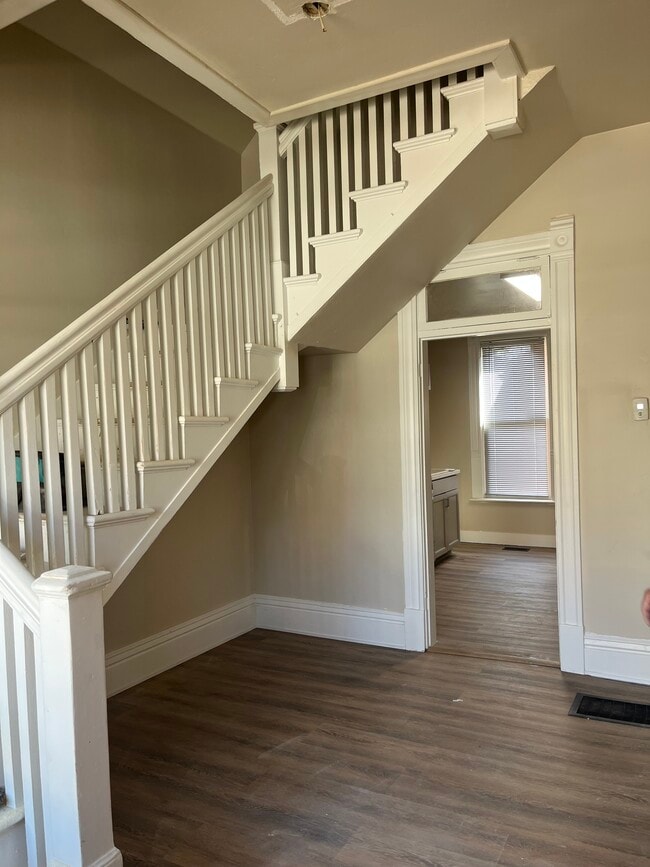 Building Photo - 816 W Mercury St