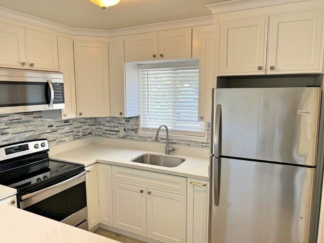 Foto del edificio - Remodeled 2 Bedroom Duplex w/ 1 Car Garage *Star Rentals