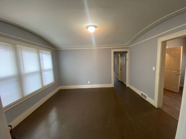 Foto del edificio - Huge 3 bedroom Accepting Section 8- NO DEPOSIT