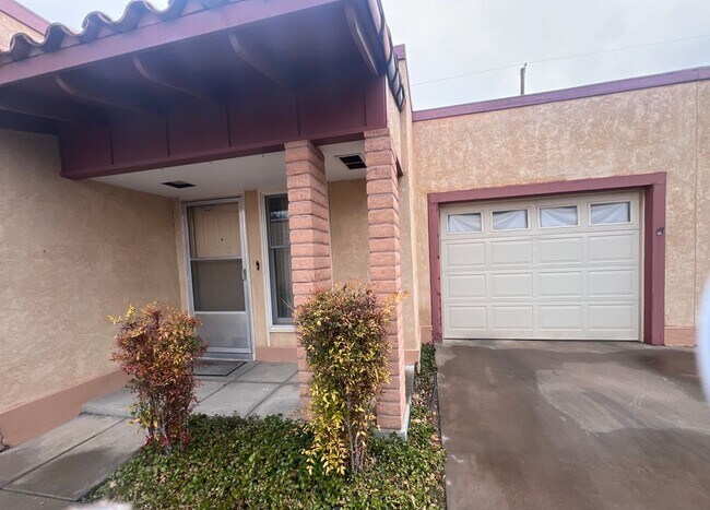 Building Photo - Gated community townhome!