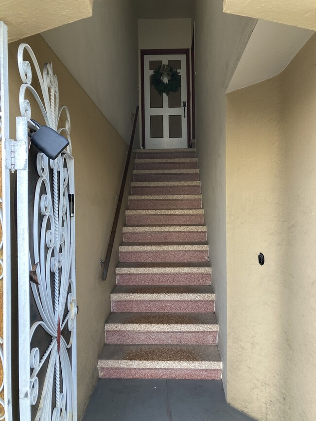 Escalera de entrada - 1383 21st Ave