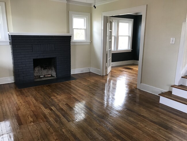 Living room - 118 Bartlett St