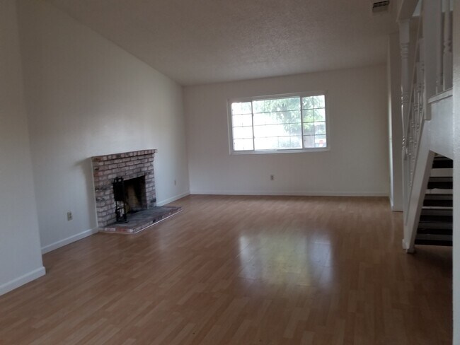 Foto del edificio - 8148 Steinbeck Way