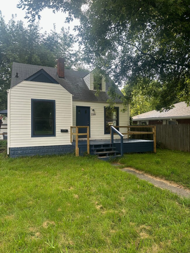 Building Photo - 2319 Sheridan St