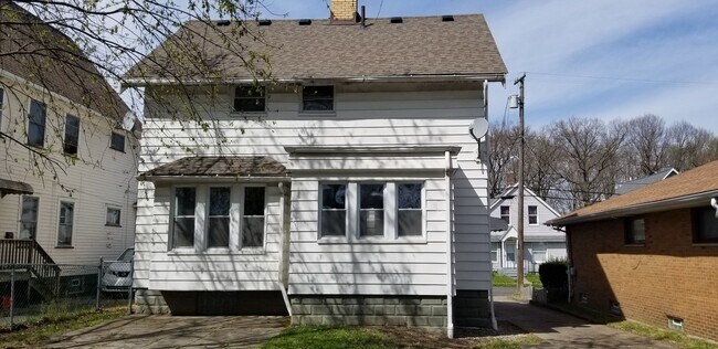 Building Photo - Brooklyn Centre Area - 4 Bedroom Single Fa...
