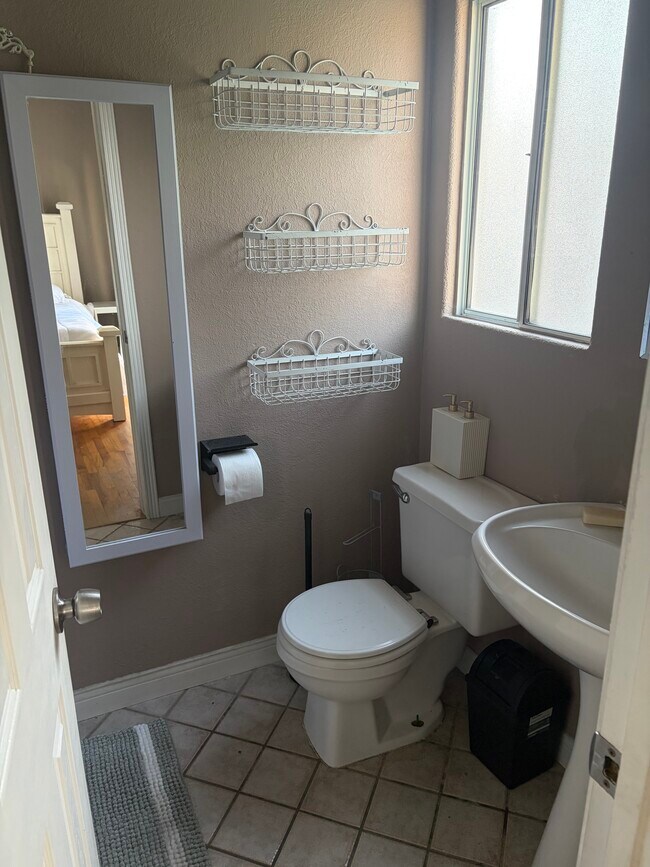 Foto del edificio - 1355 Elmwood St