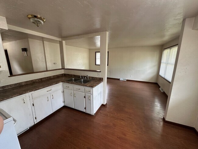 Building Photo - 413 Tampa Way