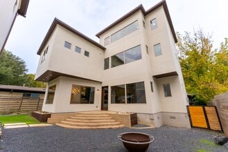 Building Photo - 716 Post Oak St