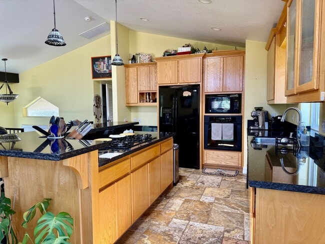 Building Photo - Furnished home in a quiet neighborhood