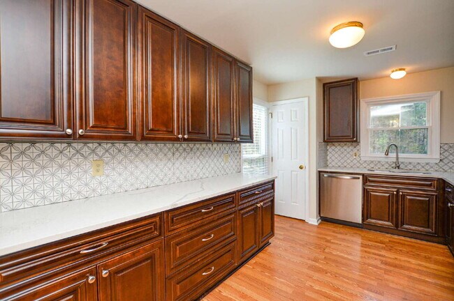 Foto del edificio - Primary Suite with Sauna | Finished Basement | Private Backyard Retreat | Tega Cay 3 Bedrooms | 3...
