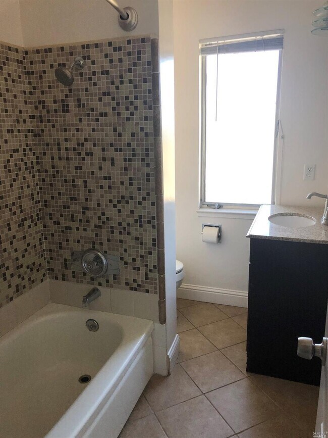 Foto del edificio - 1024 Redwood Highway Frontage Rd