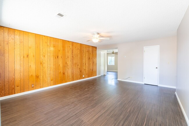 Building Photo - 3 Bedroom Home in Great Gilroy Location!