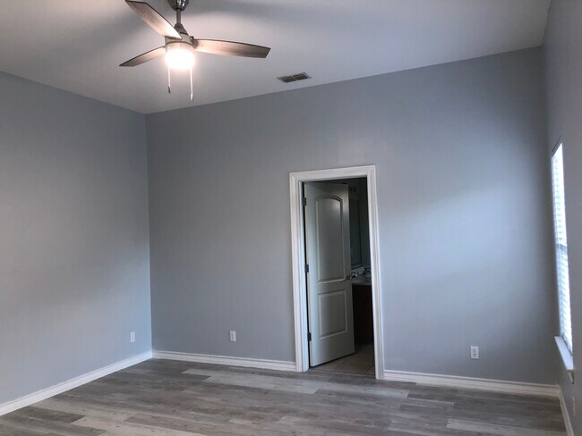 Master bedroom, master bath, spacious walk-in closet. - 708 S Excalibur St