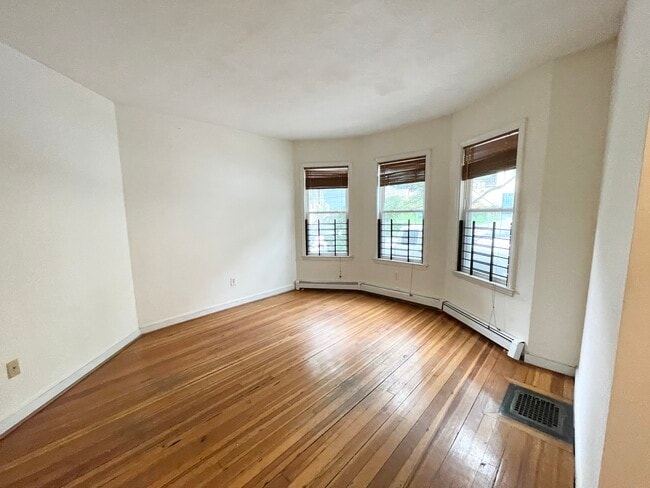 Building Photo - 5 Iroquois St