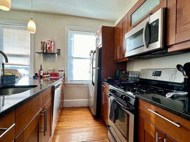 Building Photo - AMAZING 5 BED IN MISSION HILL!!! HOT LISTING!!!