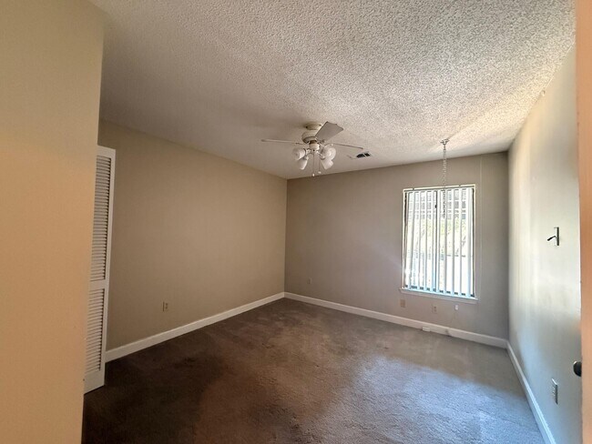 Foto del edificio - 304 Westlake Ct