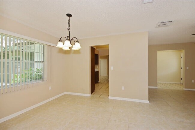 Building Photo - 121 Essex Dr