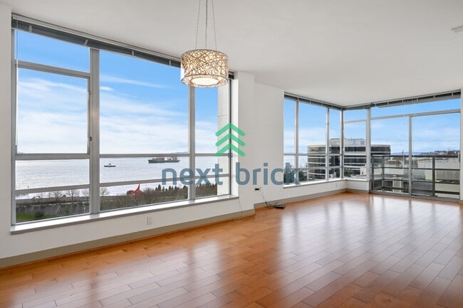 Foto del edificio - Stunning 2-Bed Corner Condo with Water and Mountain Views