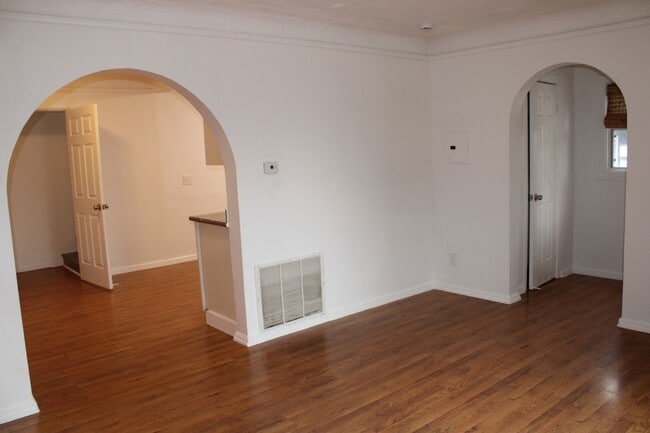 Building Photo - 3 Bedroom, 2 Bath in Single Family Home with BONUS Room Close to Downtown Pittsburg/BART