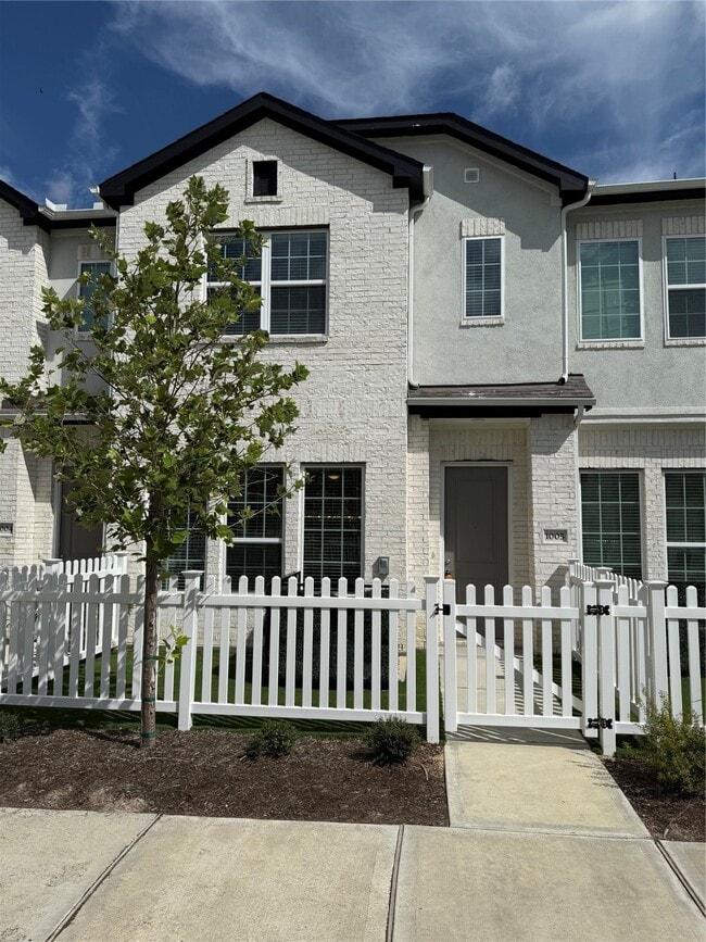 Building Photo - 12400 Greens Rd