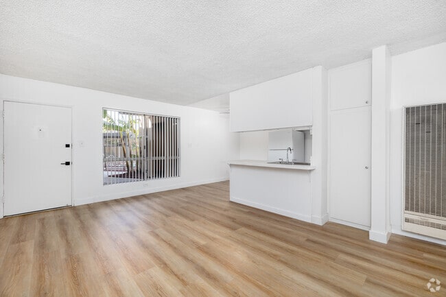 2BD, 1BA - 770SF - Living Room - University Manor