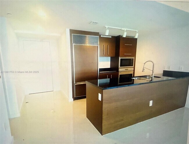 Building Photo - 475 Brickell Ave