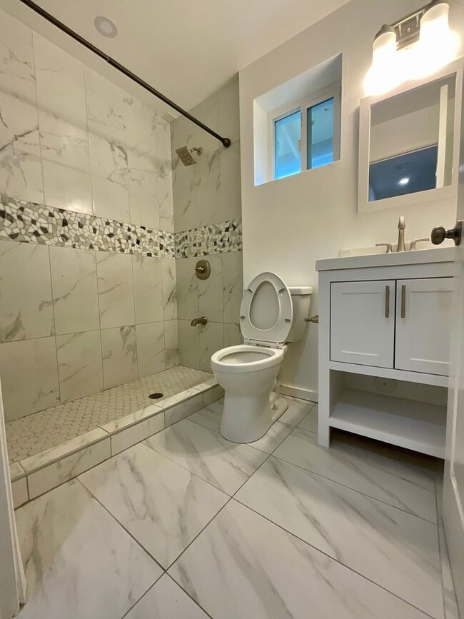 Foto del edificio - Spacious Duplex--5Beds, 2Baths  Ground Floor Unit