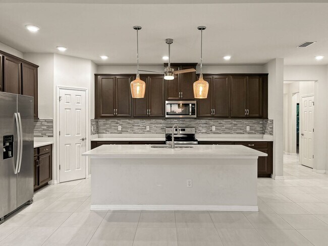 Foto del edificio - $1,500 OFF on Your 2nd Month’s Rent! Riverview Gem – 4BR/2BA Home with Screened-In Hot Tub & Solar!!