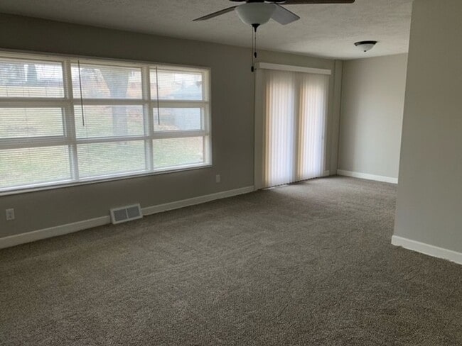 Building Photo - Cute Three bedroom in Airpark Available Now!