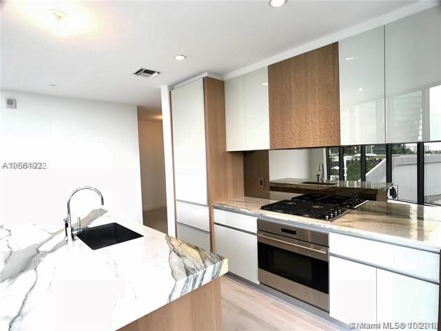 Building Photo - 2831 S Bayshore Dr  605
