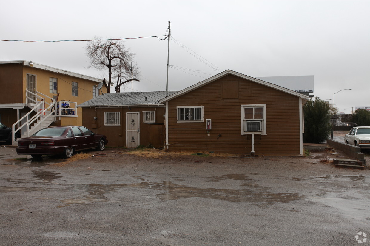 Building Photo - 1735 N Rancho Dr